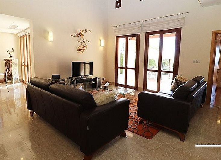 Sea view golf villa in prestigious resort in Paphos
