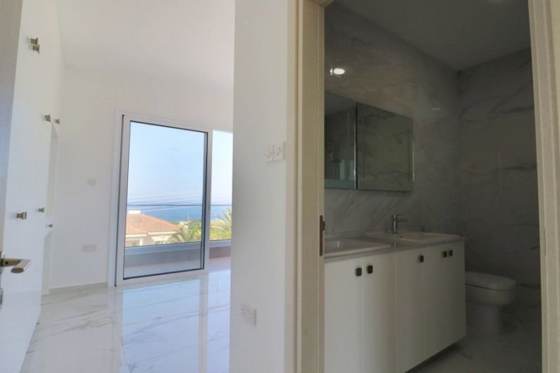 Neue moderne Villa mit Meerblick
