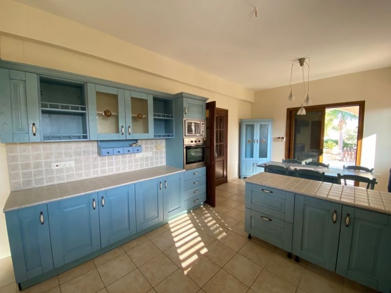 Geräumige Villa auf großem Grundstück