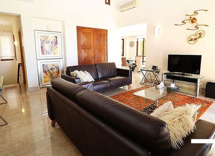 Sea view golf villa in prestigious resort in Paphos