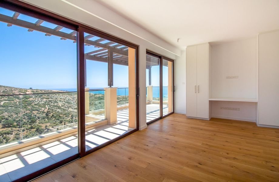 Seaview premium villa on famous golf-spa resolt in Paphos
