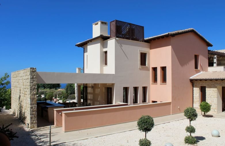 Luxury villa in prestigious golf and spa resort in Paphos