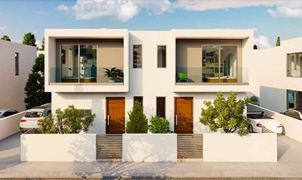 Semi-detached house by the sea close to amenities