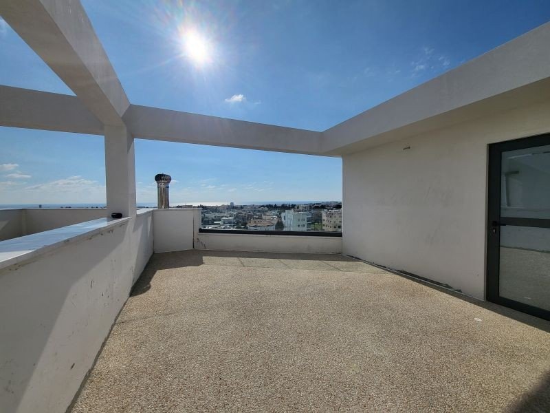 Townhouse with roof terrace with sea views