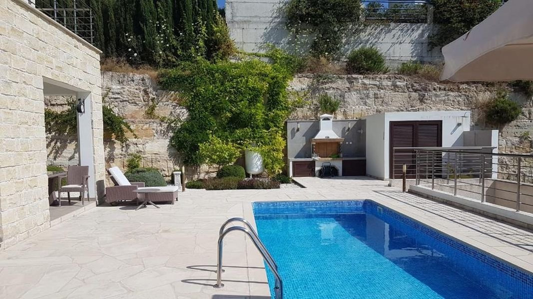 Villa mit Meerblick in den Hügeln