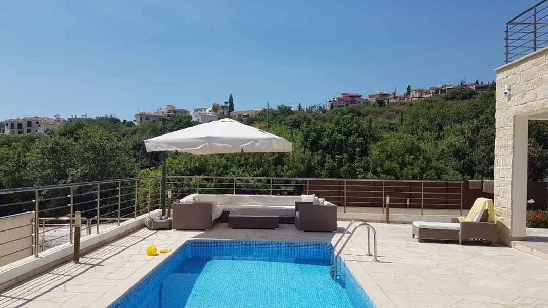 Villa mit Meerblick in den Hügeln