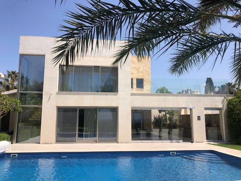 Seafront villa by the beach