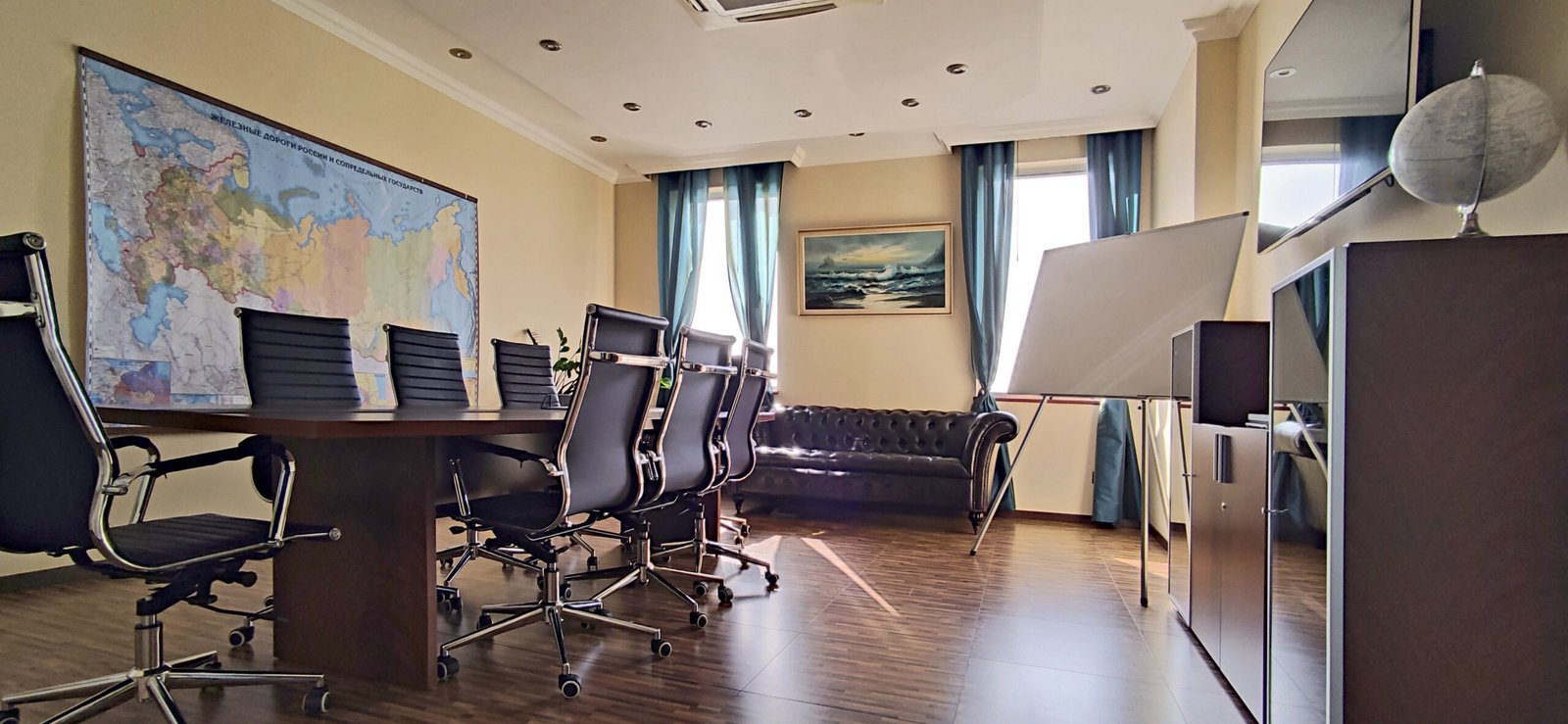 Büro in einem modernen Geschäftszentrum in der Stadt