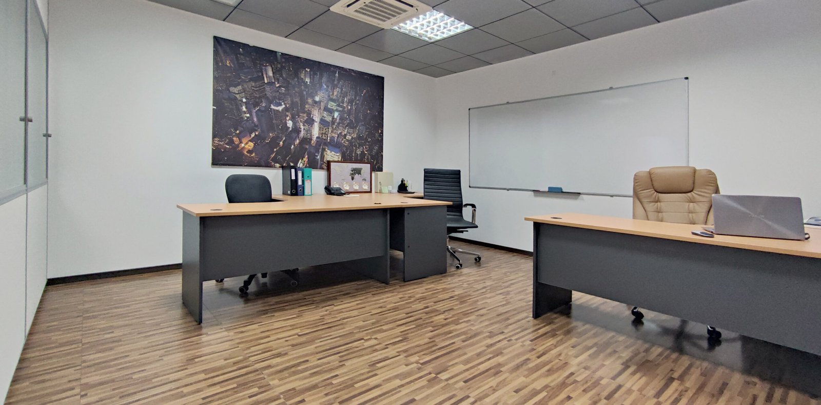 Büro in einem modernen Geschäftszentrum in der Stadt