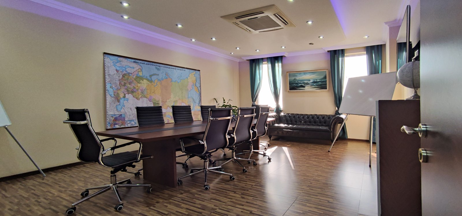 Büro in einem modernen Geschäftszentrum in der Stadt