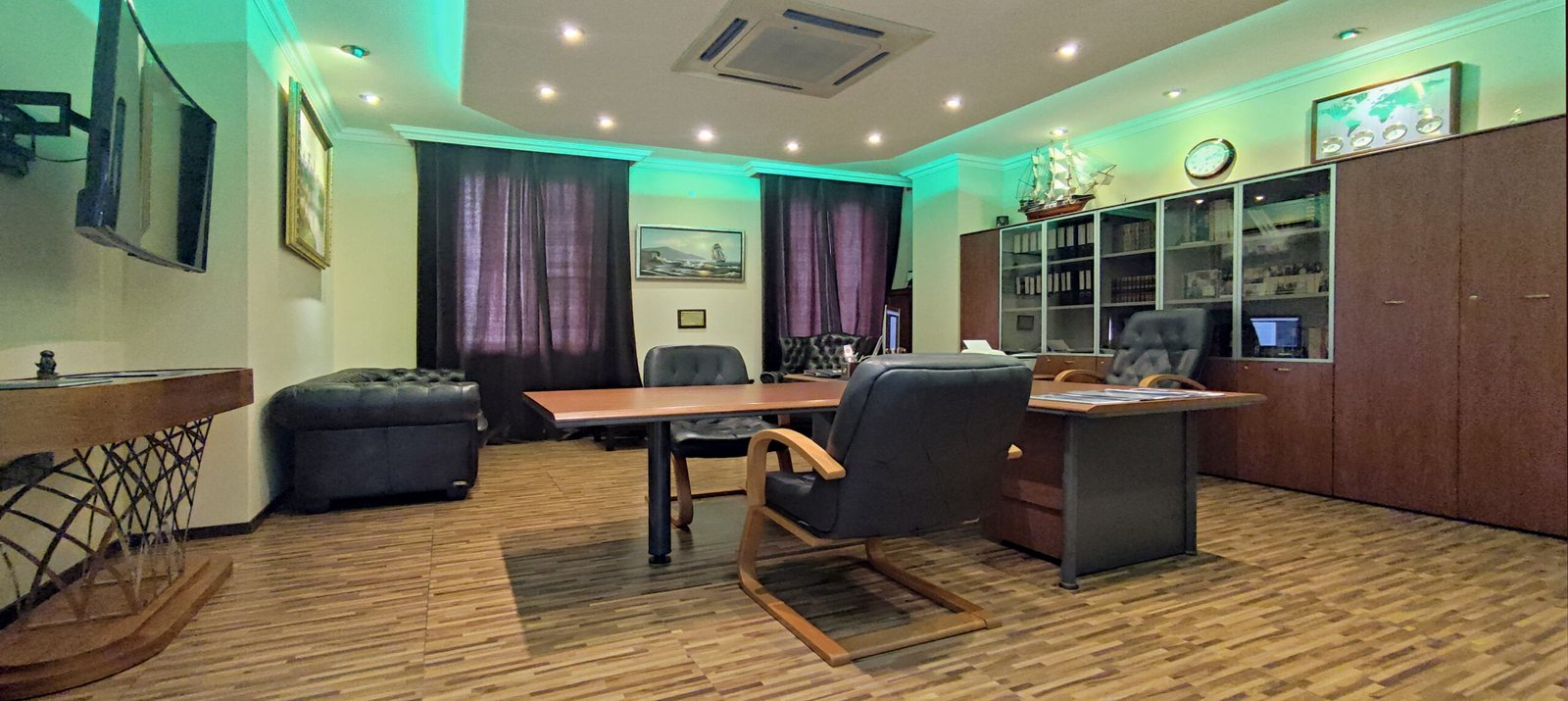 Büro in einem modernen Geschäftszentrum in der Stadt
