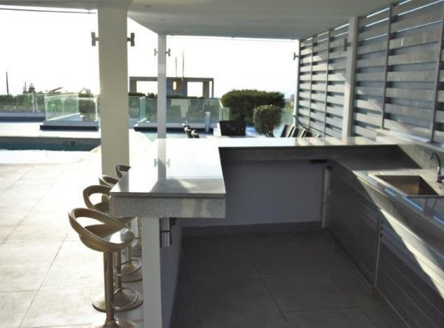 Villa on large plot with sea views in Paphos