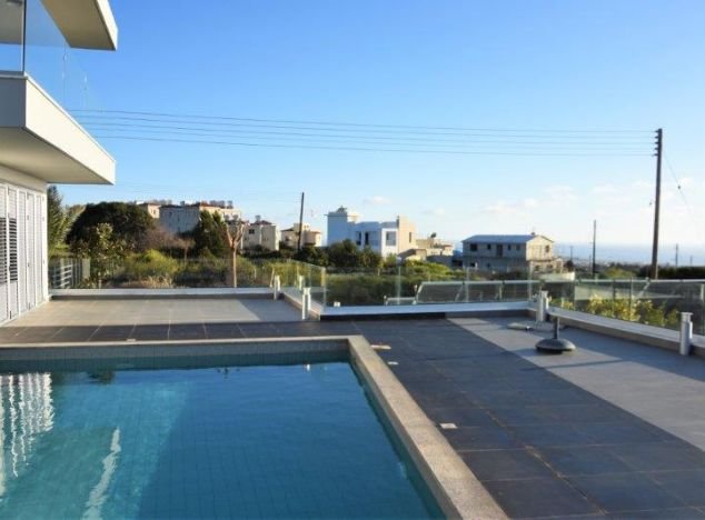 Villa on large plot with sea views in Paphos