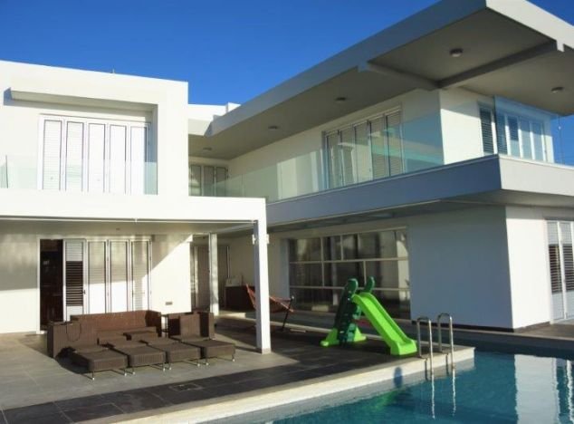 Villa on large plot with sea views in Paphos