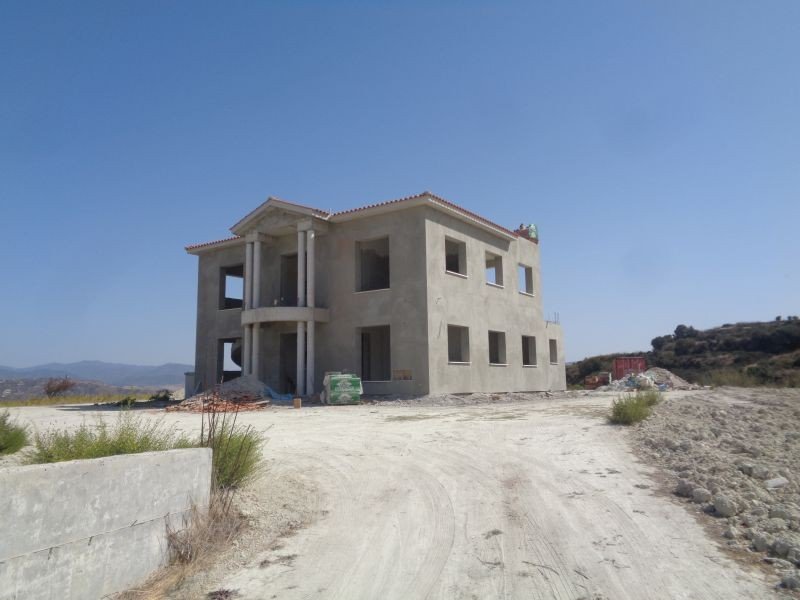 Villa on massive plot in Paphos
