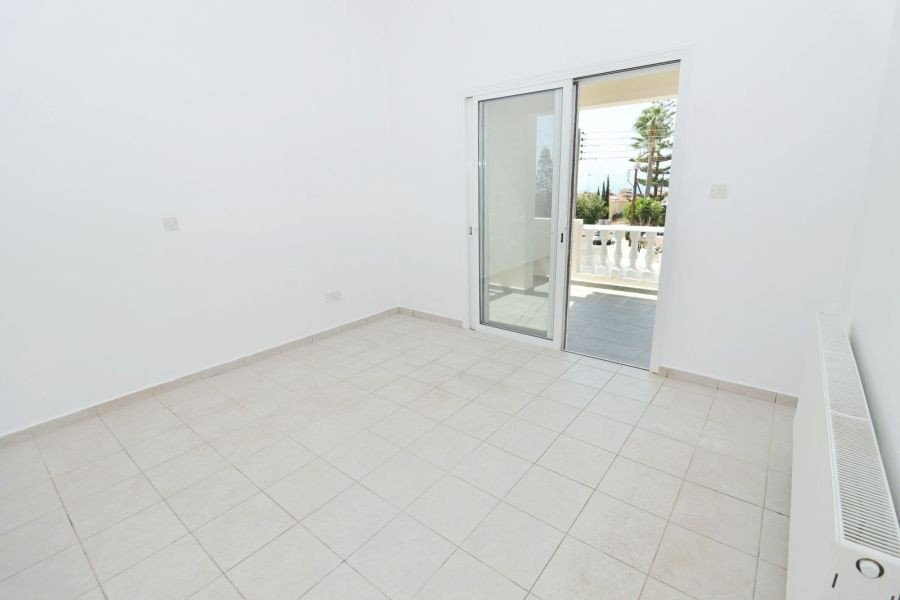 Geräumige Villa in Paphos auf großem Grundstück in Paphos