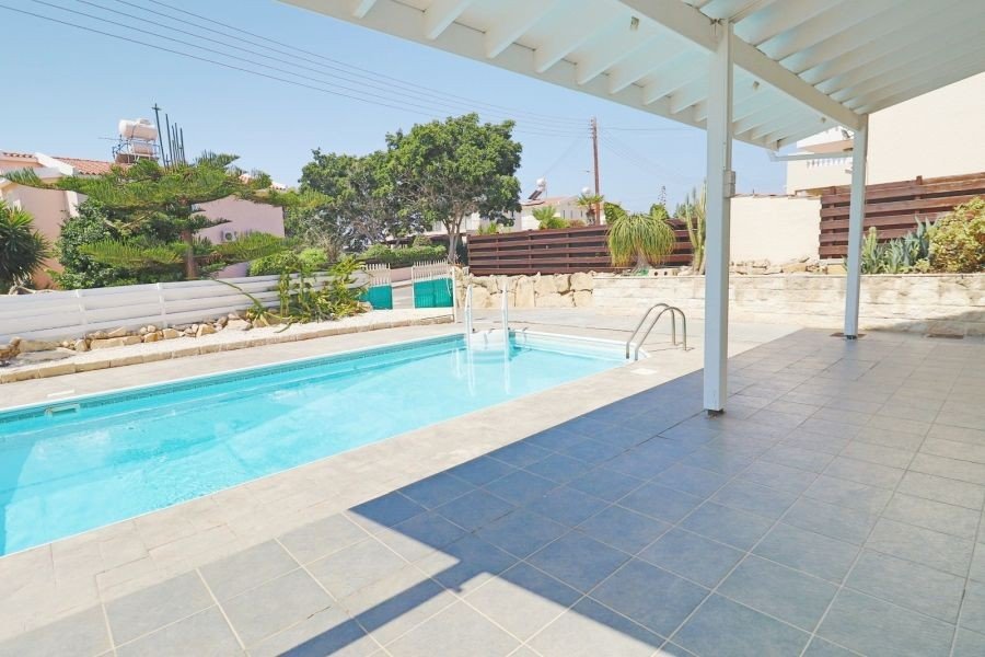 Geräumige Villa in Paphos auf großem Grundstück in Paphos