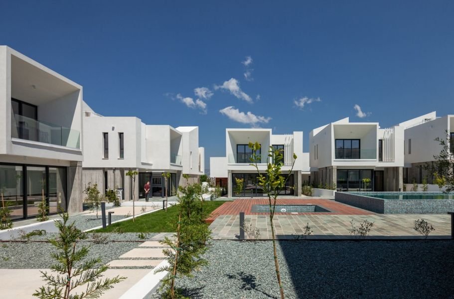 Studio in Contemporary Residential Community