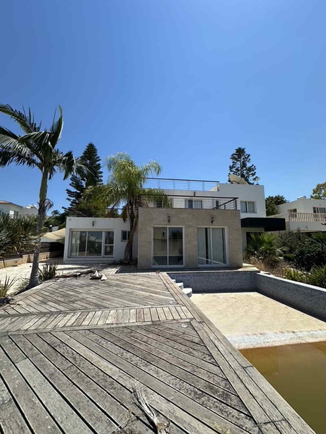 Modern Villa close to Cap St George Resort