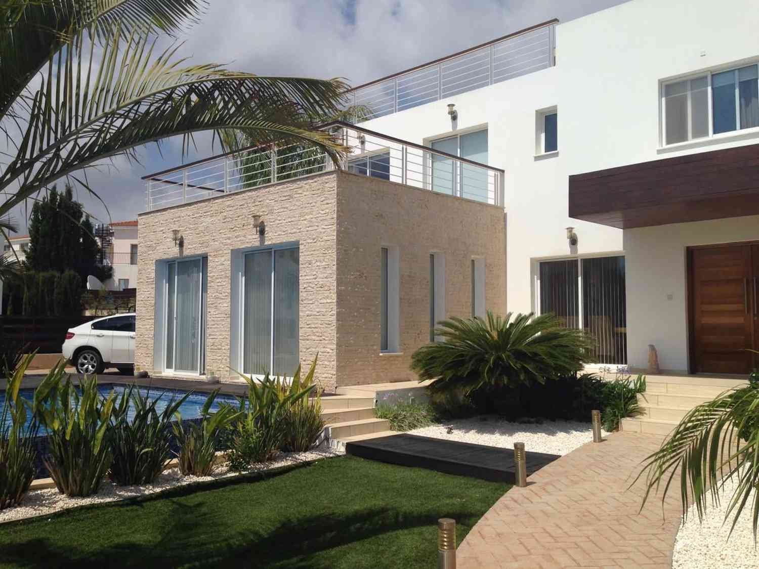 Modern Villa close to Cap St George Resort