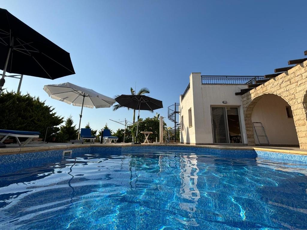 Luxurious 3-Bedroom Villa with Private Pool and Sea Views
