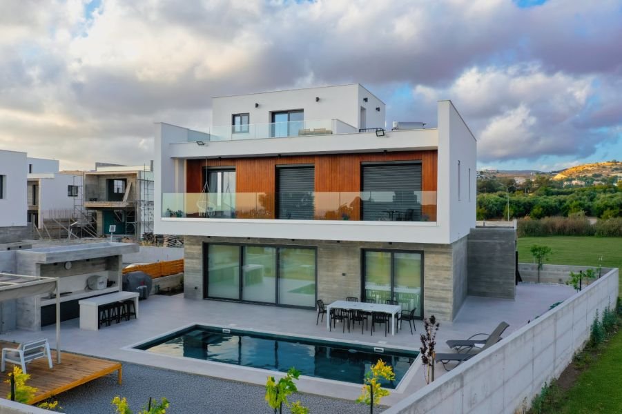 Modern Villa in Mediterranean Residential Community