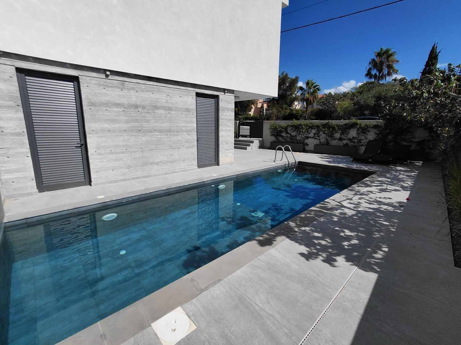 Modern Sea-View Penthouse with Private Pool Near the Beach
