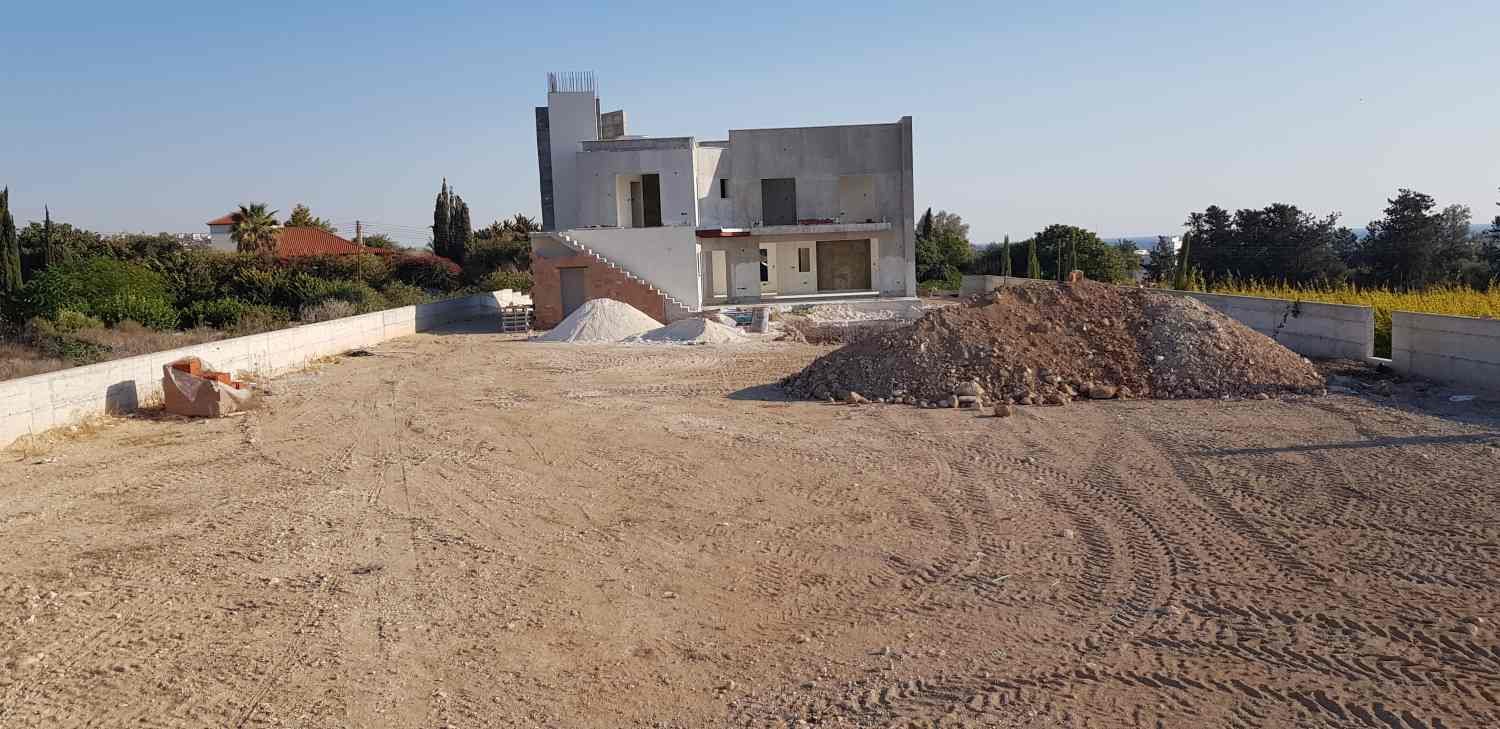 Luxury 5-Bedroom Villa on a Large Plot by the Sea