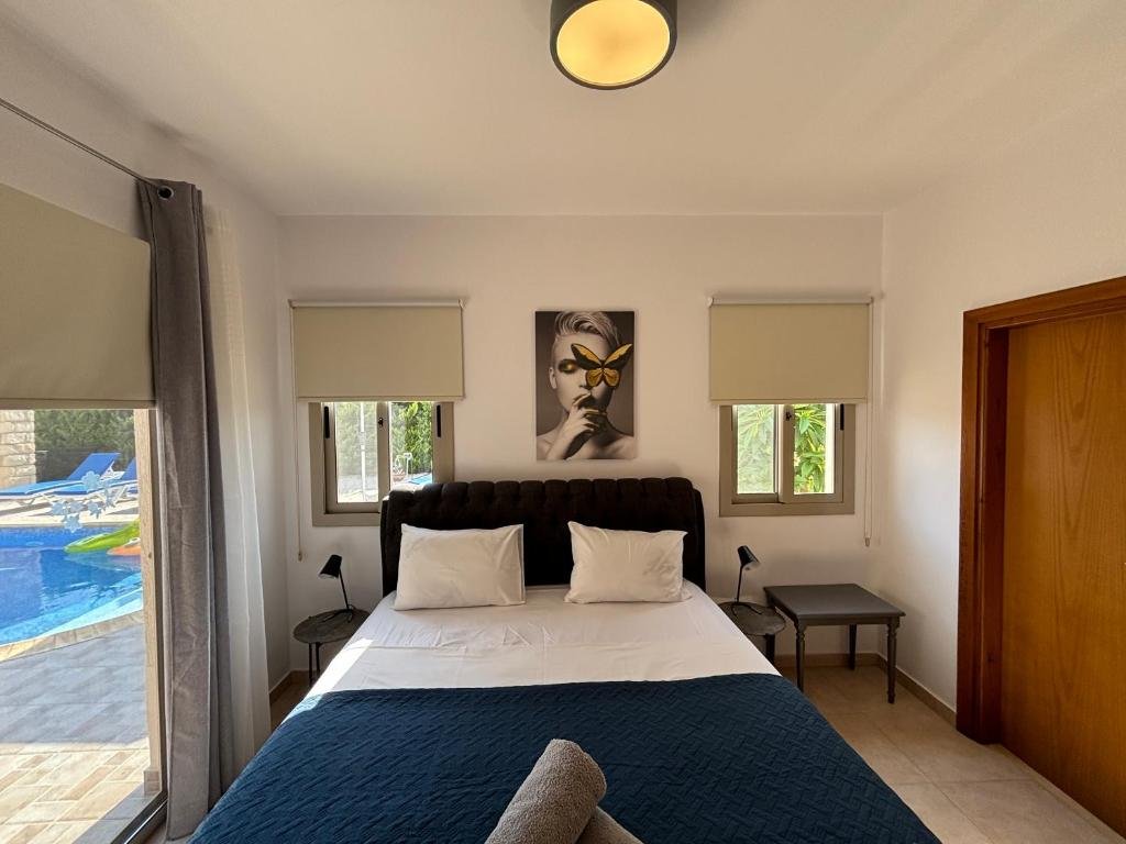 Luxurious 3-Bedroom Villa with Private Pool and Sea Views