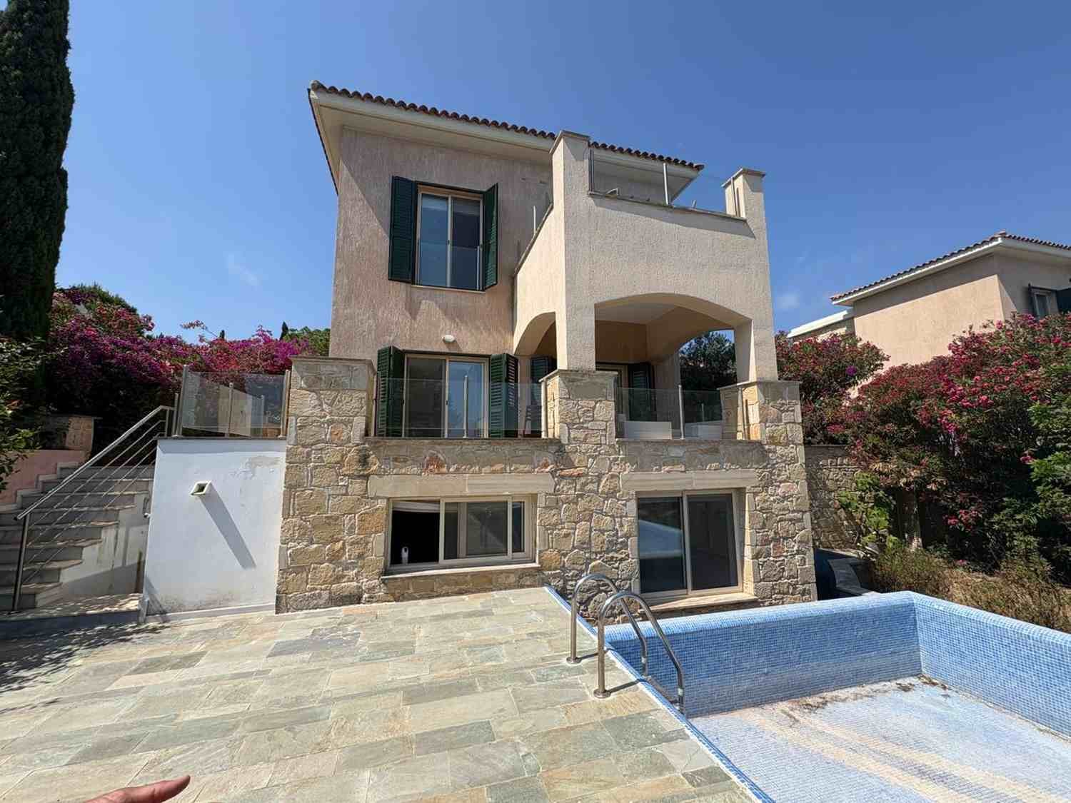 Luxury 3 bedroom Villa in Seafront Development