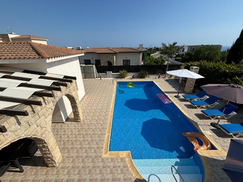 Luxurious 3-Bedroom Villa with Private Pool and Sea Views