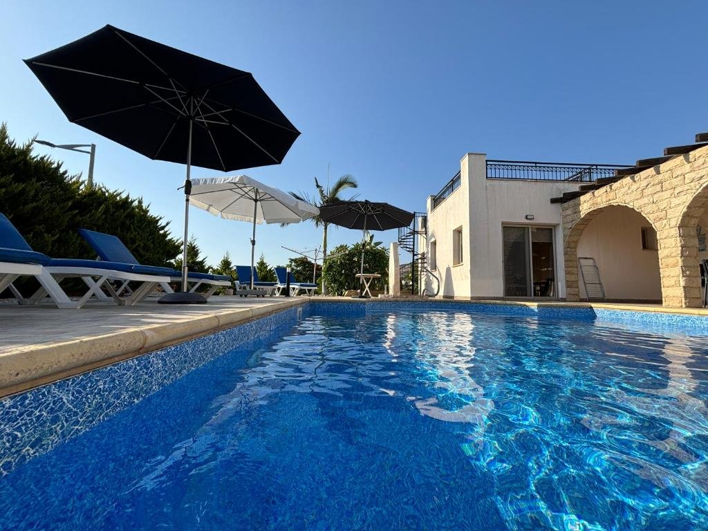 Luxurious 3-Bedroom Villa with Private Pool and Sea Views