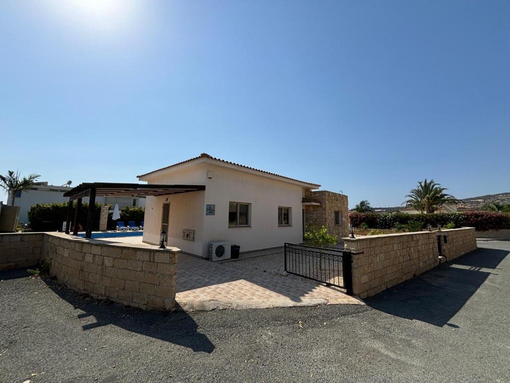 Luxurious 3-Bedroom Villa with Private Pool and Sea Views
