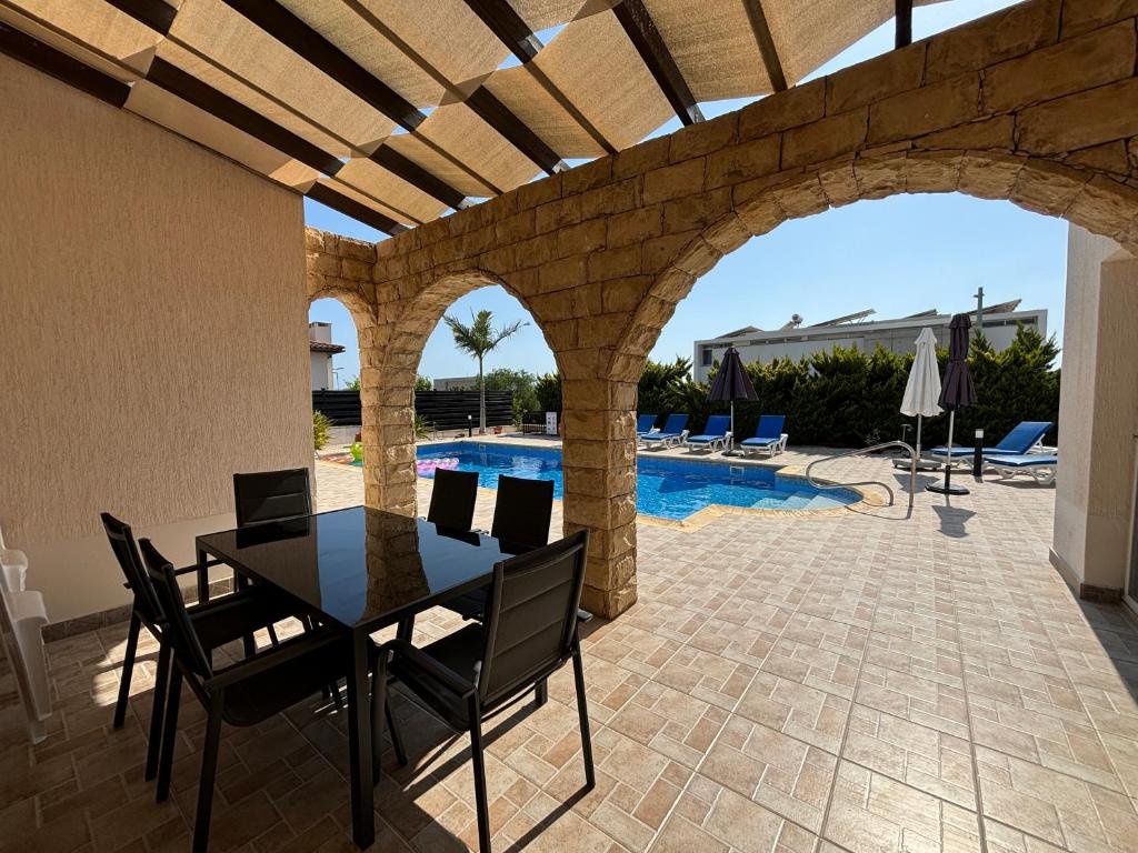 Luxurious 3-Bedroom Villa with Private Pool and Sea Views