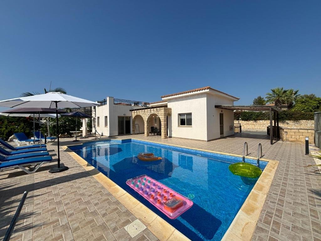 Luxurious 3-Bedroom Villa with Private Pool and Sea Views