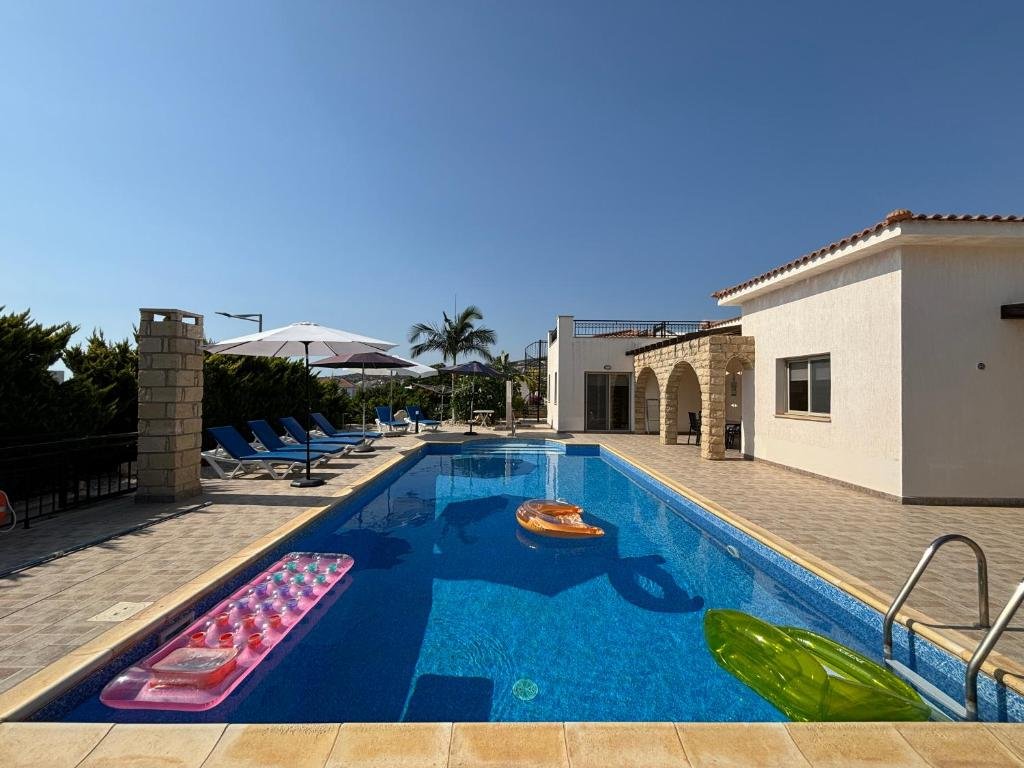 Luxurious 3-Bedroom Villa with Private Pool and Sea Views