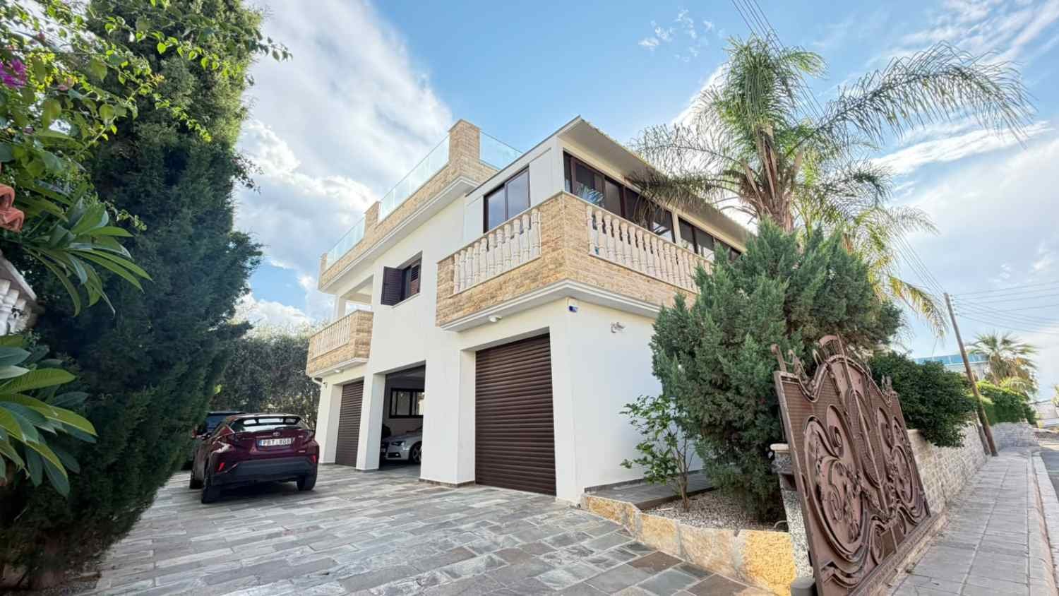 Exclusive 6-Bedroom Villa in Sea Caves