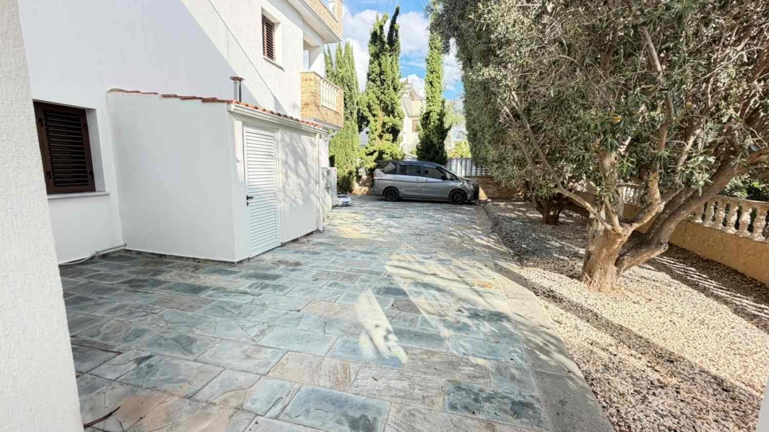 Exclusive 6-Bedroom Villa in Sea Caves