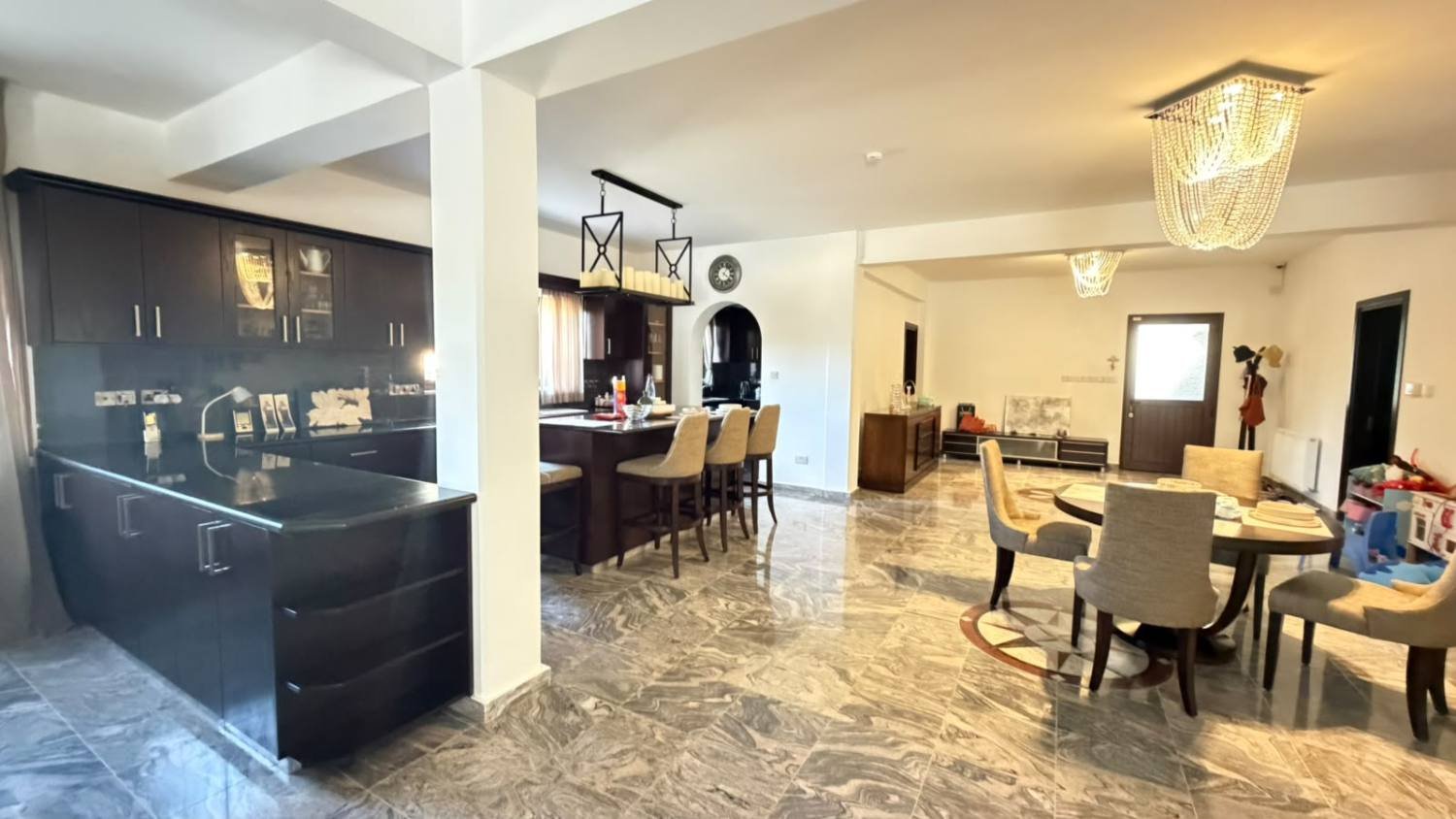 Exclusive 6-Bedroom Villa in Sea Caves