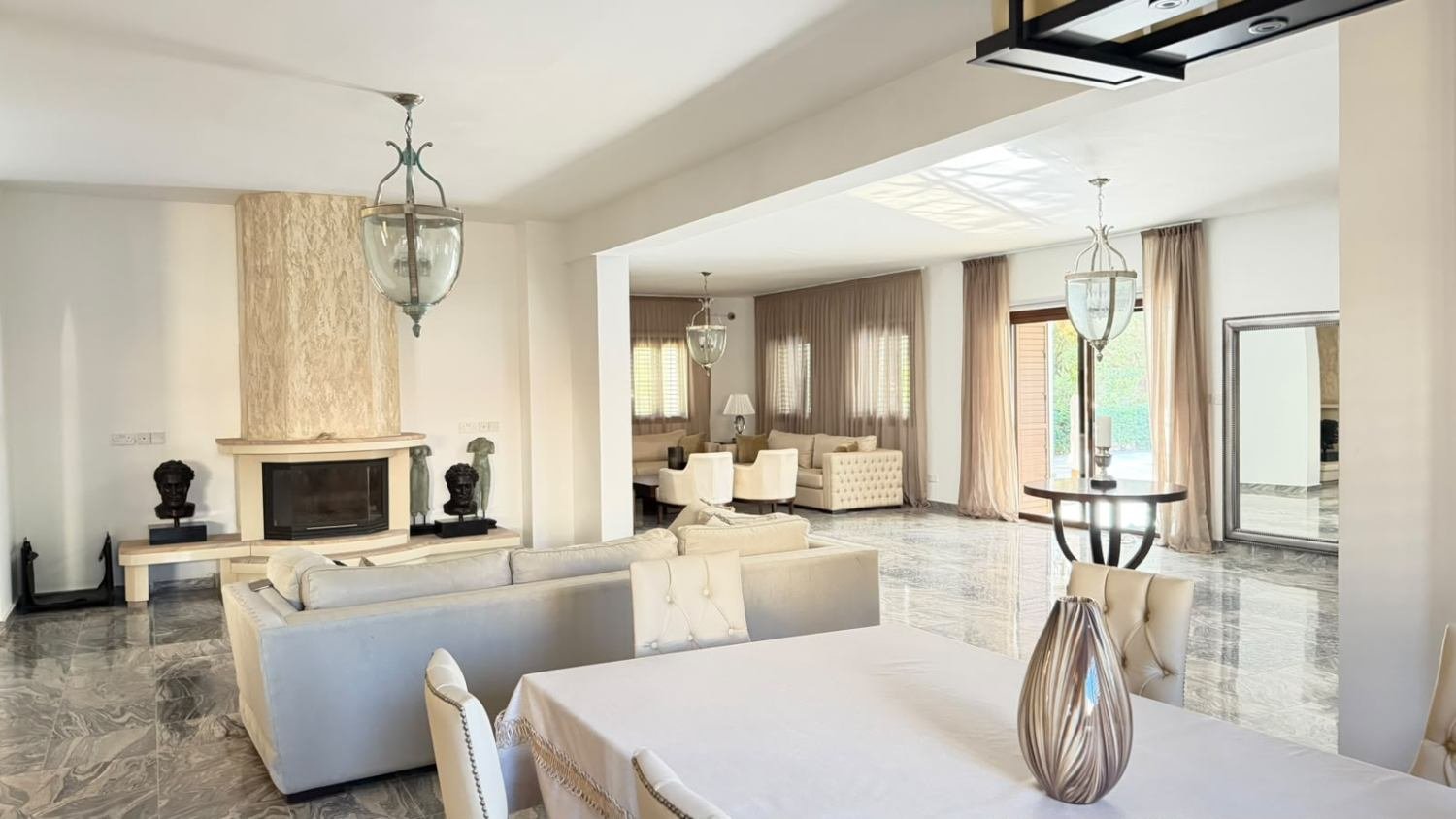 Exclusive 6-Bedroom Villa in Sea Caves