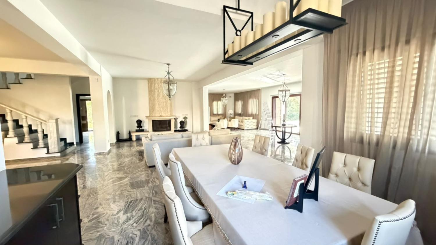 Exclusive 6-Bedroom Villa in Sea Caves