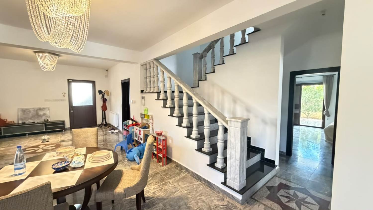 Exclusive 6-Bedroom Villa in Sea Caves