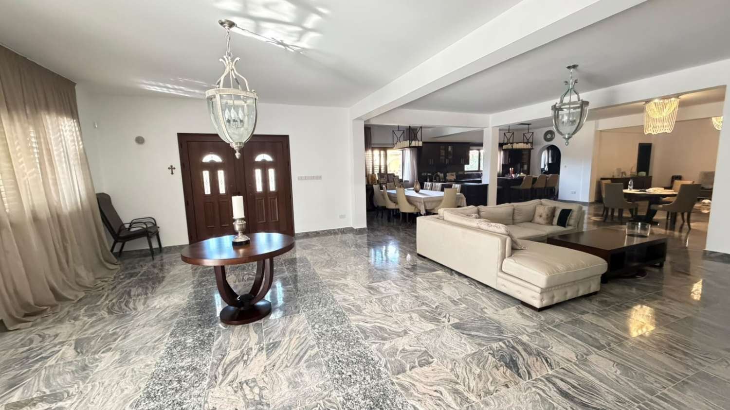 Exclusive 6-Bedroom Villa in Sea Caves