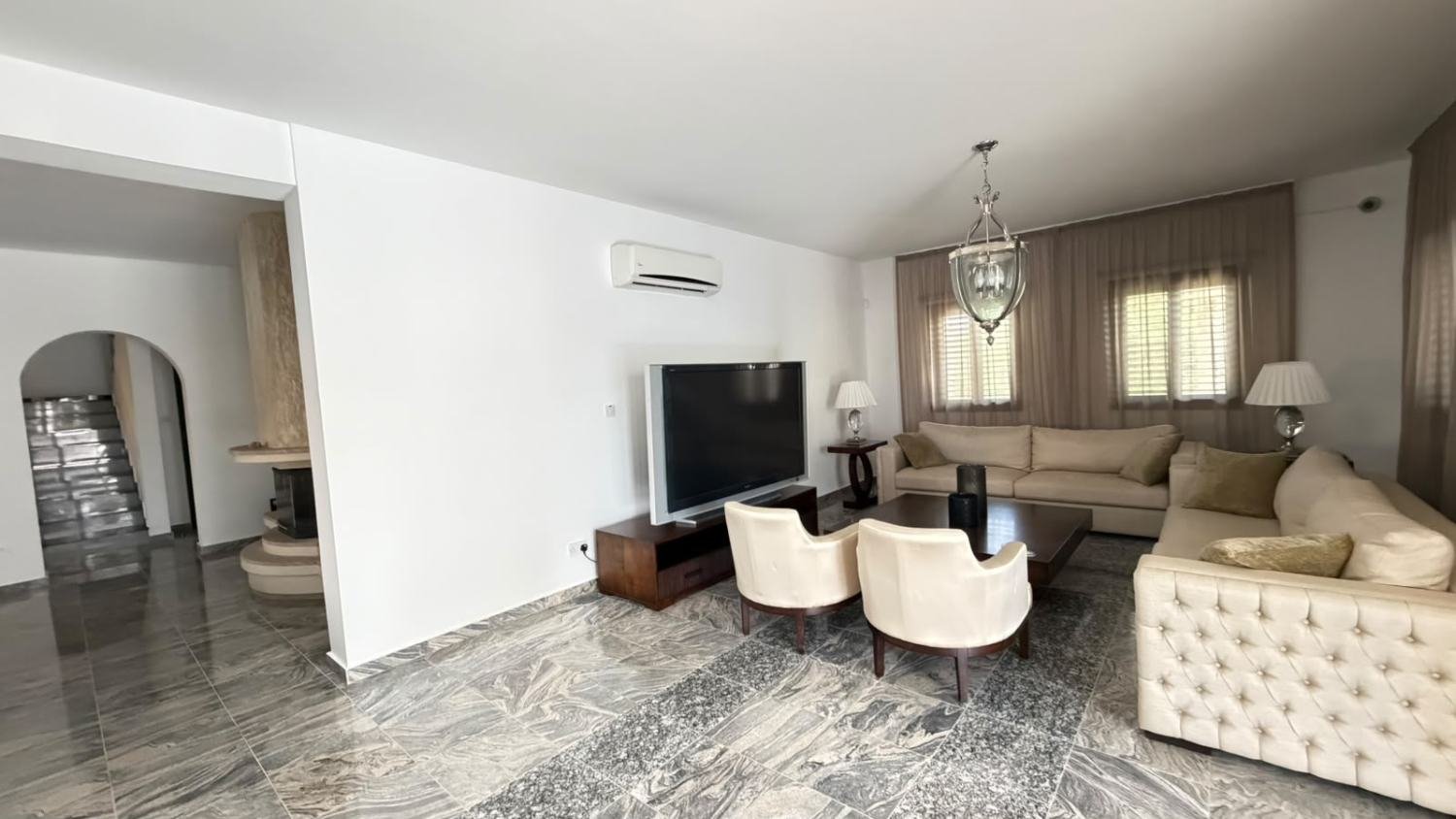 Exclusive 6-Bedroom Villa in Sea Caves