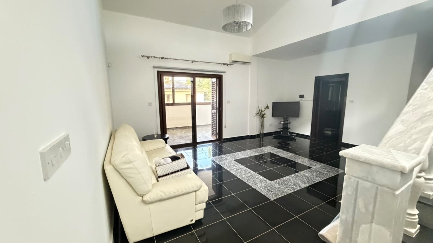 Exclusive 6-Bedroom Villa in Sea Caves