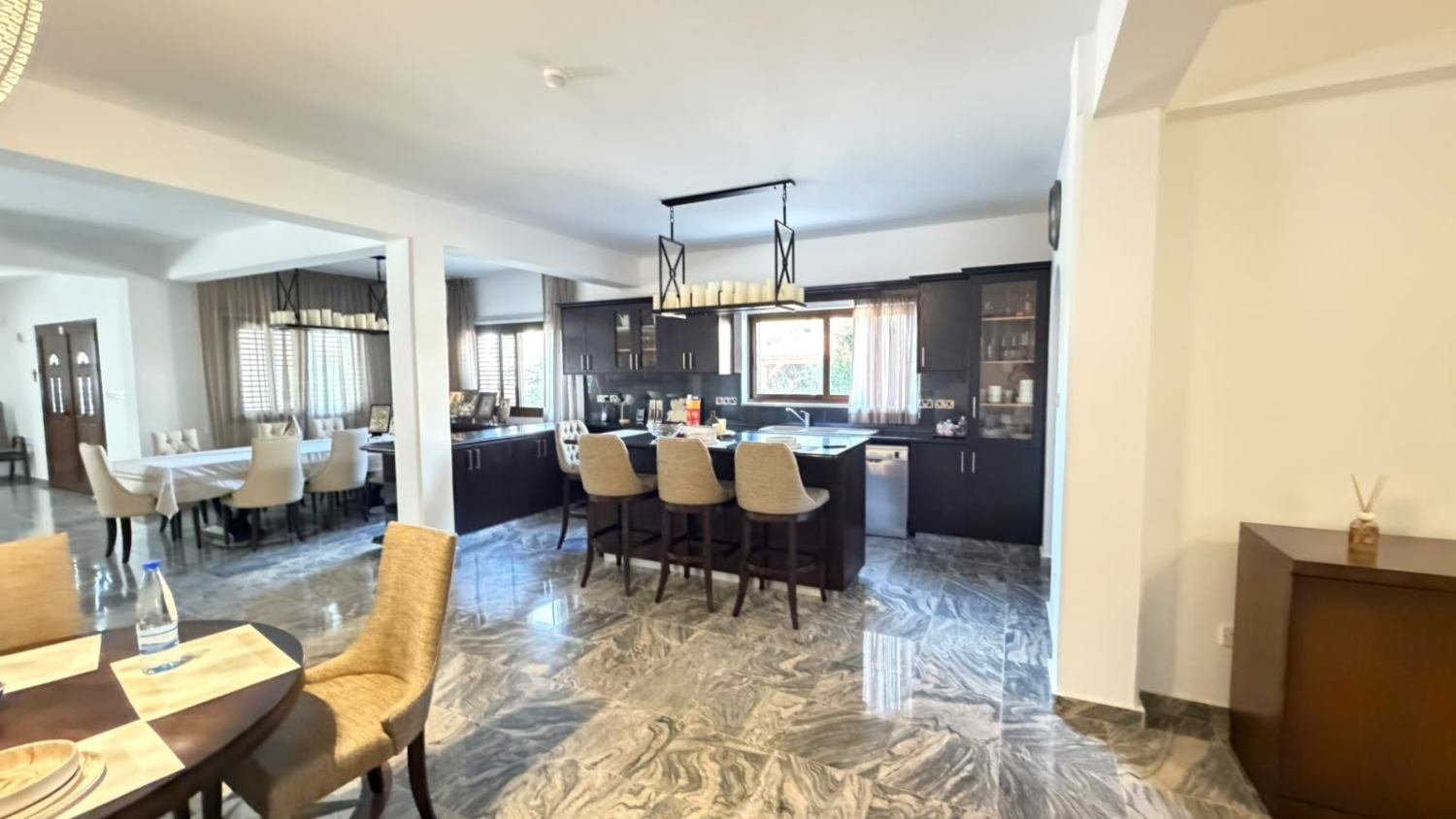 Exclusive 6-Bedroom Villa in Sea Caves
