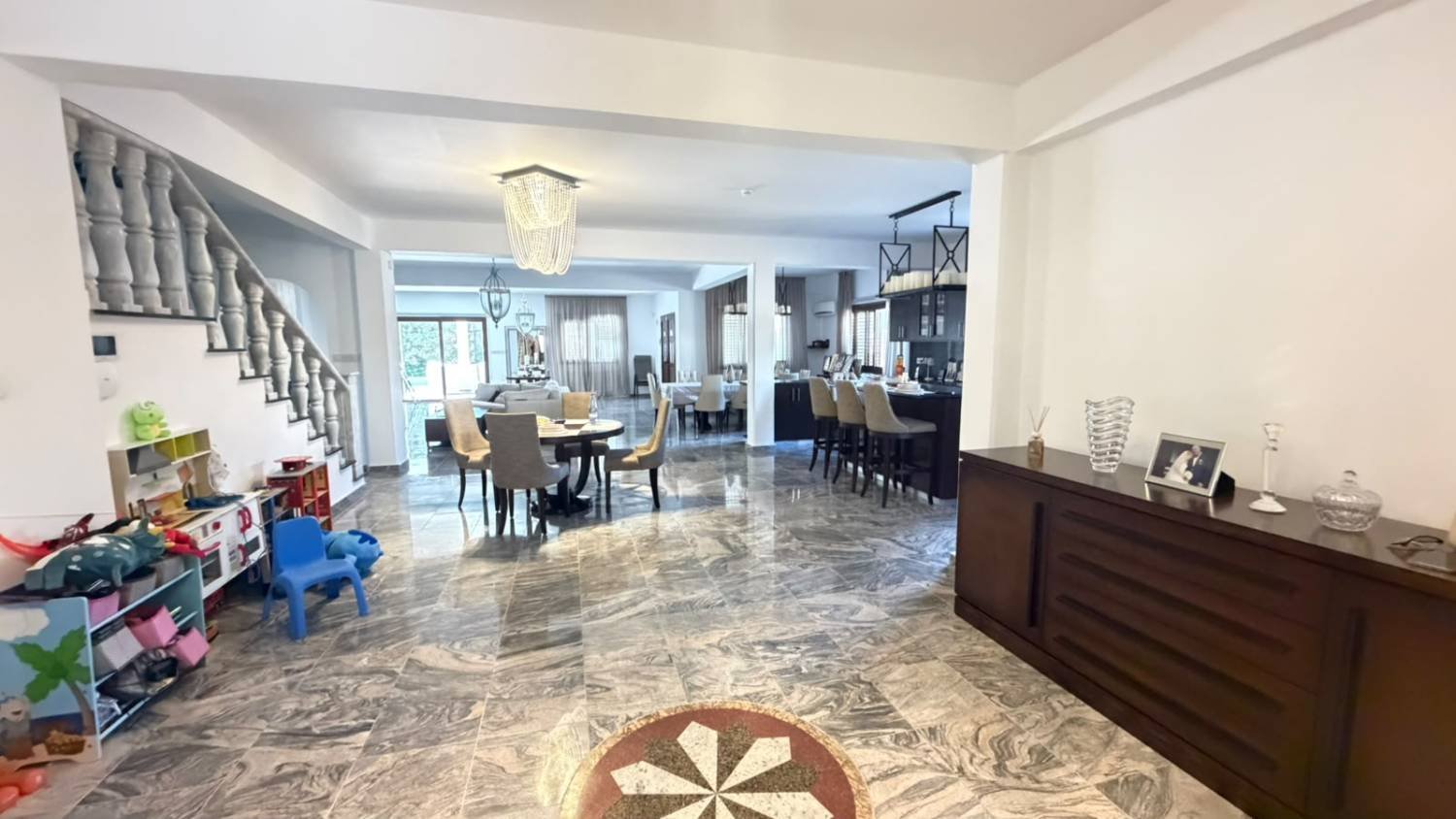 Exclusive 6-Bedroom Villa in Sea Caves