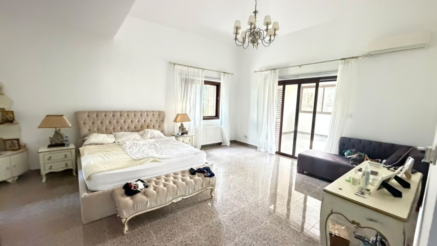 Exclusive 6-Bedroom Villa in Sea Caves