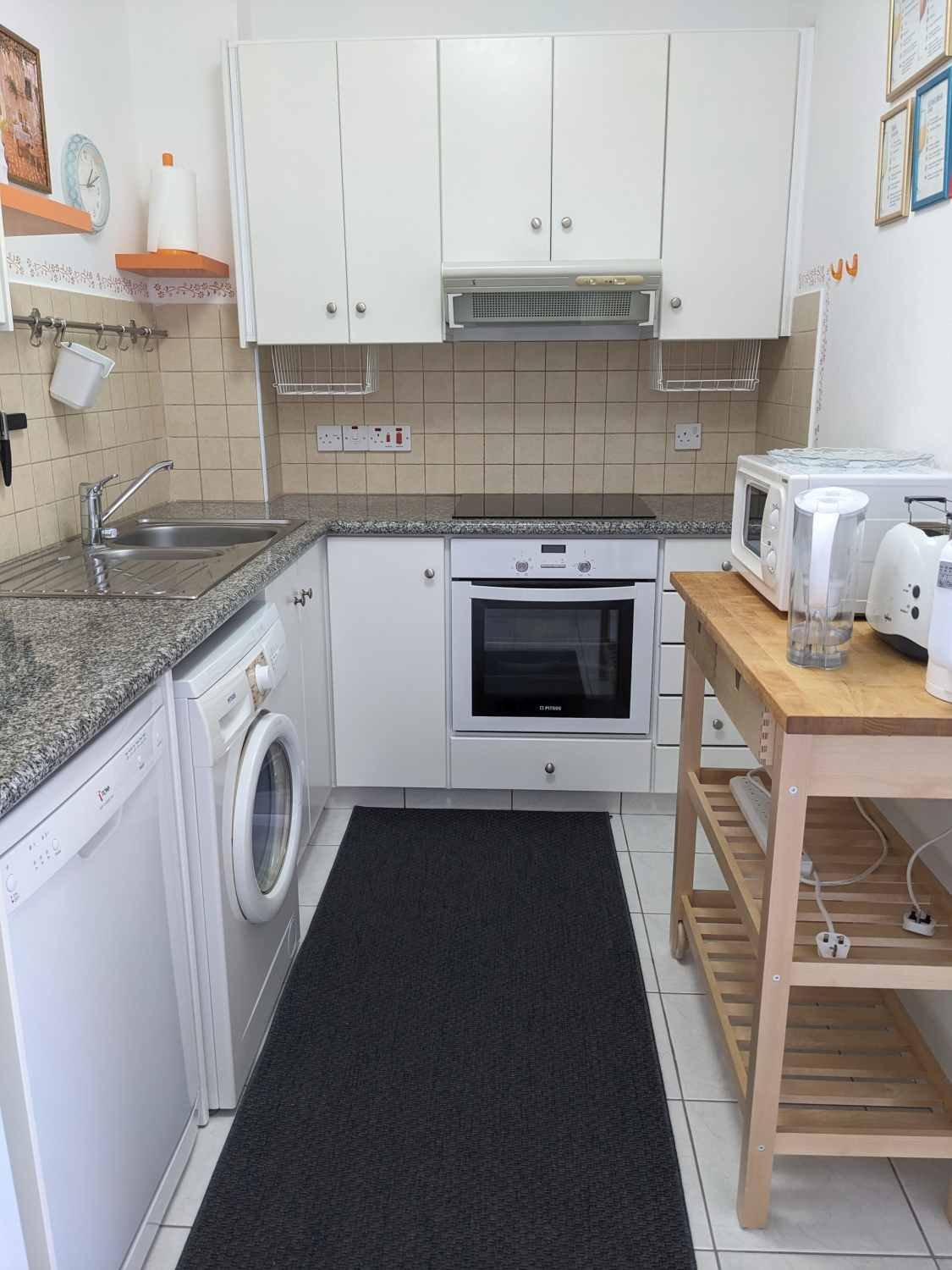 Beautifully Presented One-Bedroom Apartment in Polis Gardens